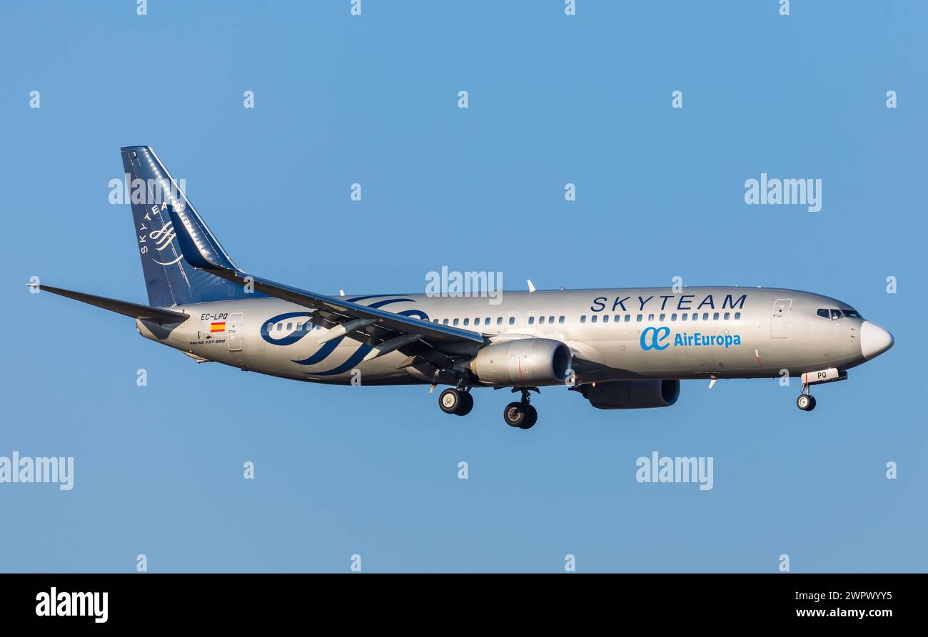 Zürich, Schweiz - 5. März 2022: Eine Boeing 737-800 von Air Europa mit der Sky Team Bemalung ist im Landeanflug auf den Flughafen Zürich. Registrazione Foto Stock