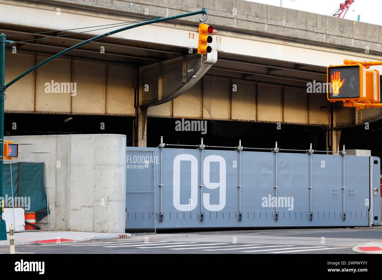 Flood Gate 9, un cancello di protezione dalle inondazioni da 16 tonnellate installato dall'East Side Coastal Resiliency Project vicino al Murphy Brothers Playground, Manhattan, New York Foto Stock