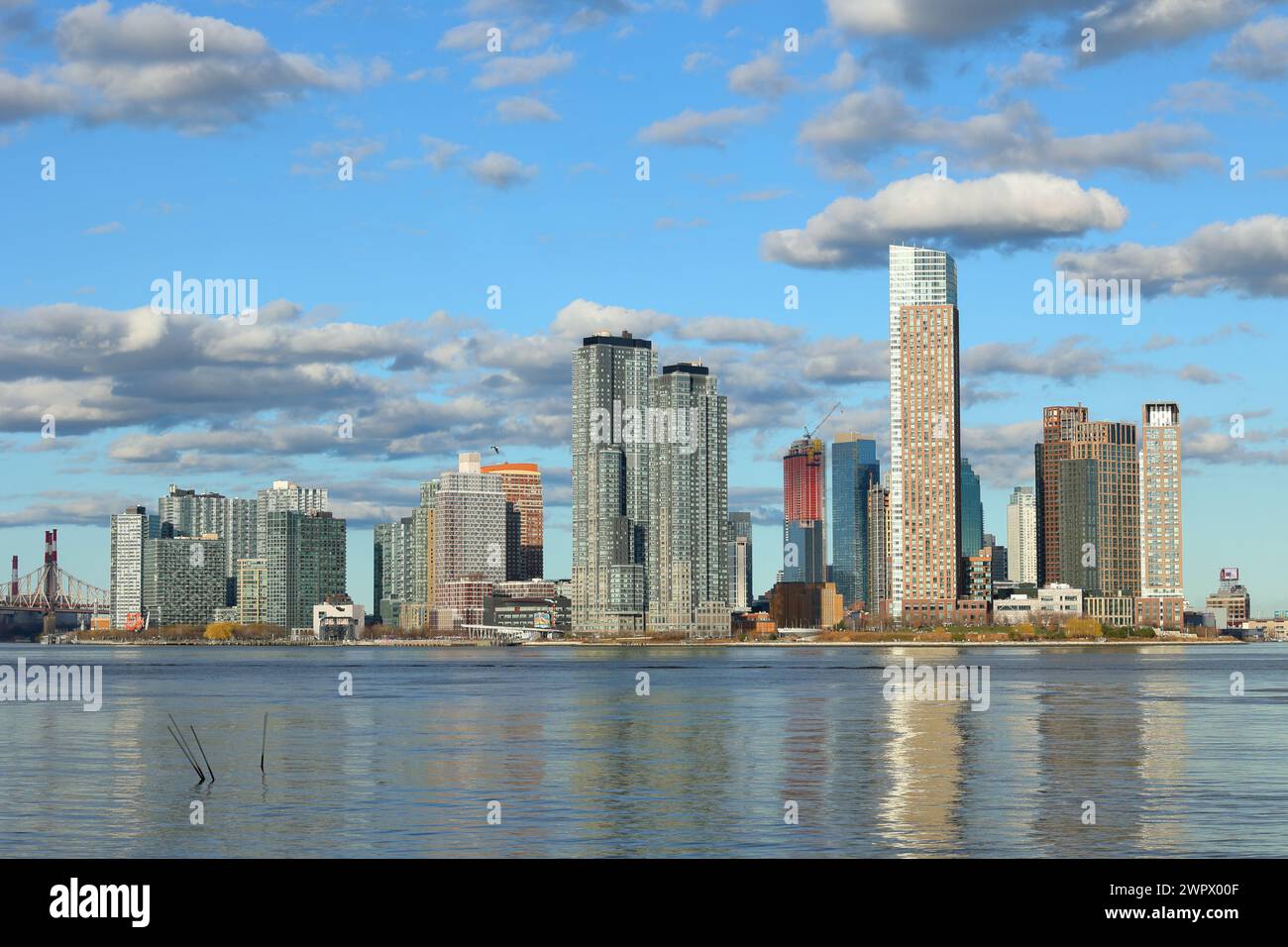 Hunters Point e il lungomare di Long Island City dall'altra parte dell'East River; i numerosi edifici in vetro e cemento sul lungomare. Foto Stock