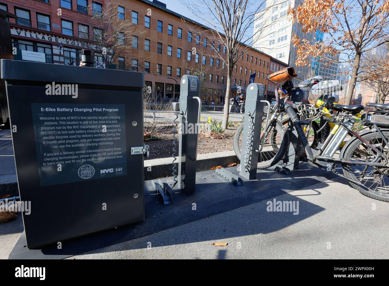 Biciclette elettriche a consegna presso una stazione di studio pilota di ricarica della batteria e Bike a Cooper Union Square, New York City, 8 marzo 2024. Foto Stock