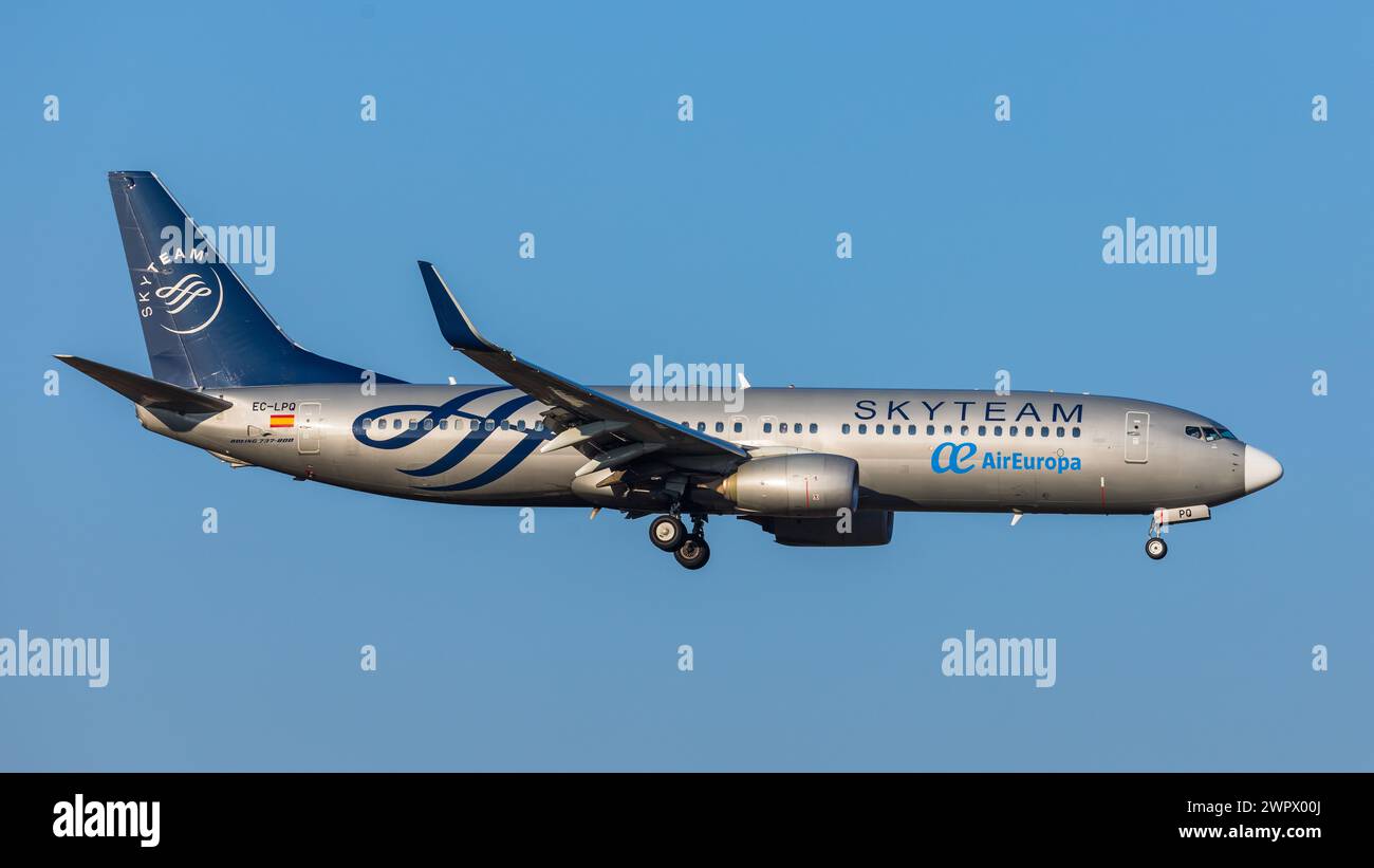 Zürich, Schweiz - 5. März 2022: Eine Boeing 737-800 von Air Europa mit der Sky Team Bemalung ist im Landeanflug auf den Flughafen Zürich. Registrazione Foto Stock