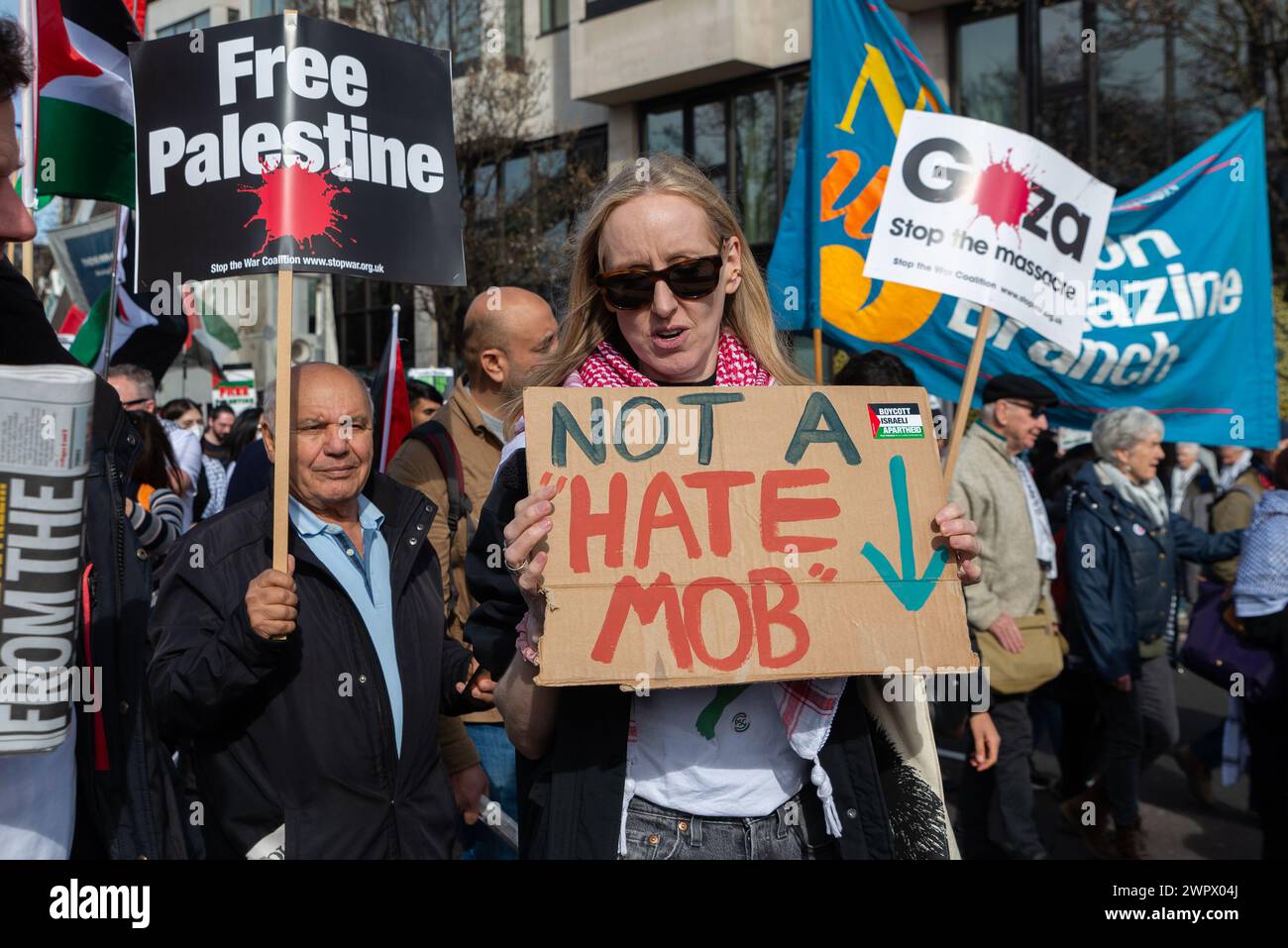 Park Lane, Londra, Regno Unito. 9 marzo 2024. Si sta protestando contro l'escalation dell'azione militare a Gaza mentre il conflitto tra Israele e Hamas continua. Organizzati da gruppi tra cui Palestine Solidarity Campaign e Stop the War Coalition, dal titolo “National Demonstration” e con inviti a “fermare il genocidio”, “cessate il fuoco ora” e “Palestina libera”, i manifestanti si sono riuniti intorno a Hyde Park Corner prima di dirigersi all’ambasciata degli Stati Uniti a Nine Elms. Riferimento alla folla dell'odio Foto Stock