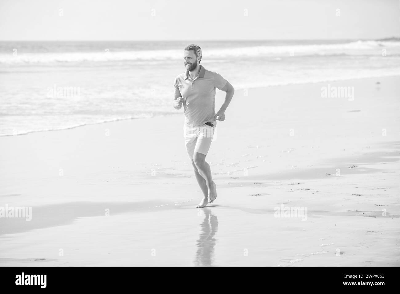 atletica che corre sulla spiaggia estiva per allenarsi, estate Foto Stock