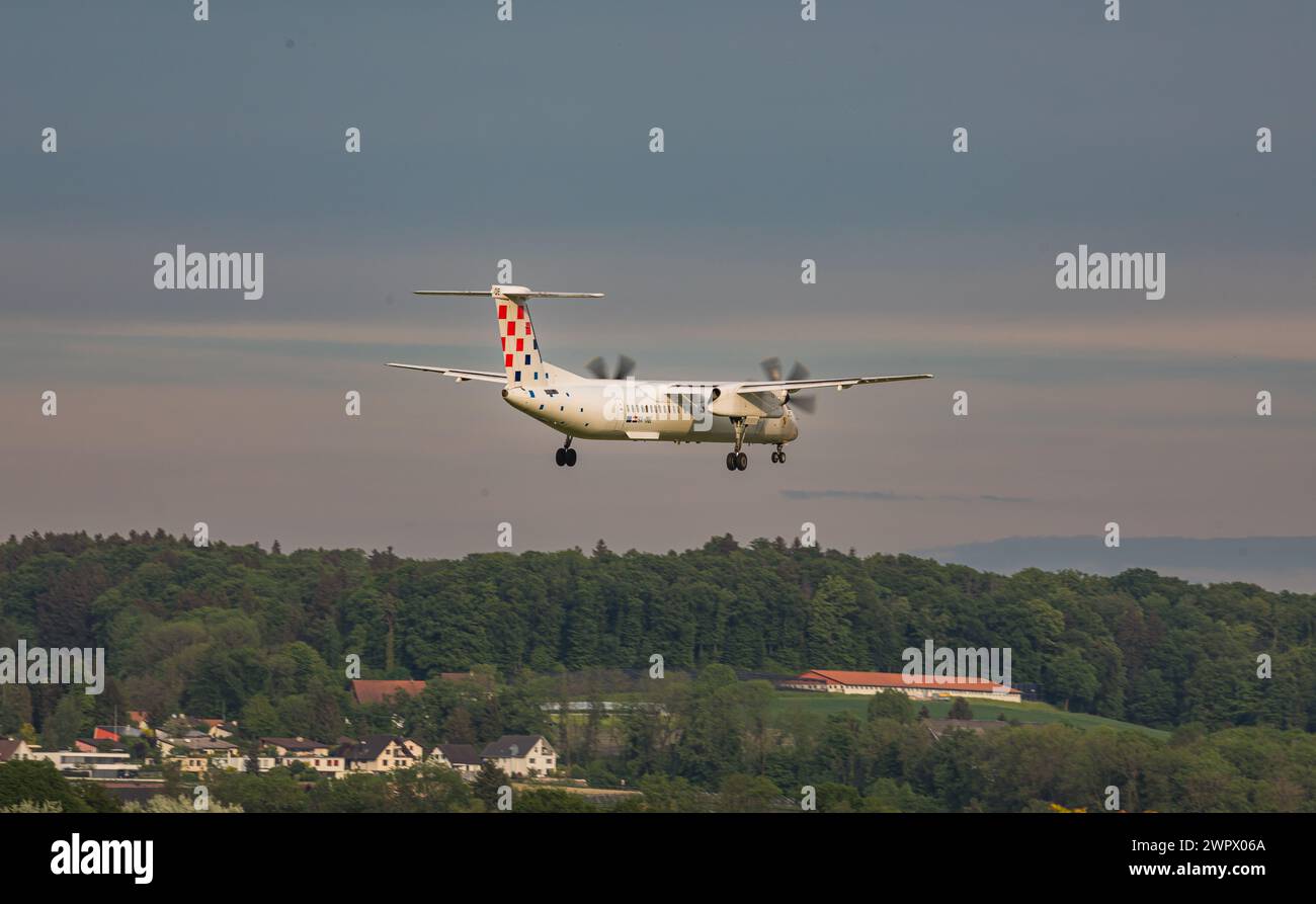 Eine Bombardier Dash 8 Q400 von Croatia Airlines ist im Landeanflug auf den Flughafen Zürich. Registrazione 9A-CQE. (Zürich, Schweiz, 10.05.2022) Foto Stock