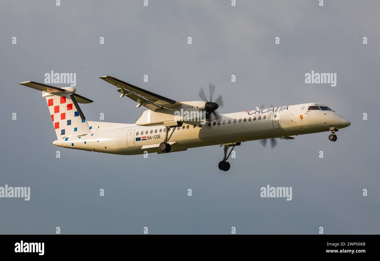 Eine Bombardier Dash 8 Q400 von Croatia Airlines ist im Landeanflug auf den Flughafen Zürich. Registrazione 9A-CQE. (Zürich, Schweiz, 10.05.2022) Foto Stock