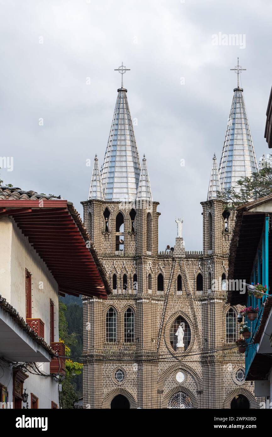 Veduta della Chiesa dell'Immacolata Concezione a Jardin, Colombia. Costruito tra il 1918-1940 con pietre intagliate a mano. Foto Stock