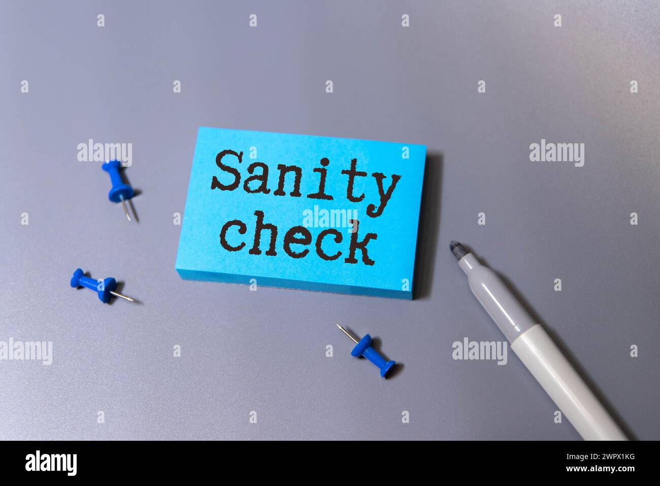 Texte sur Sanity check sul biglietto da visita bianco. Foto Stock