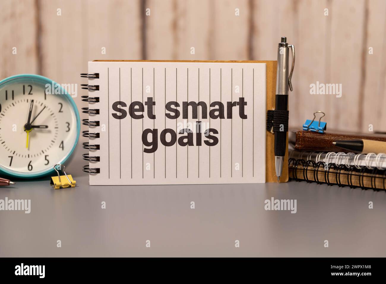 Imposta il simbolo degli obiettivi intelligenti. Le parole chiave impostano obiettivi intelligenti sul notebook bianco. Splendido sfondo in legno. Business e impostare il concetto di obiettivi intelligenti. Spazio di copia Foto Stock