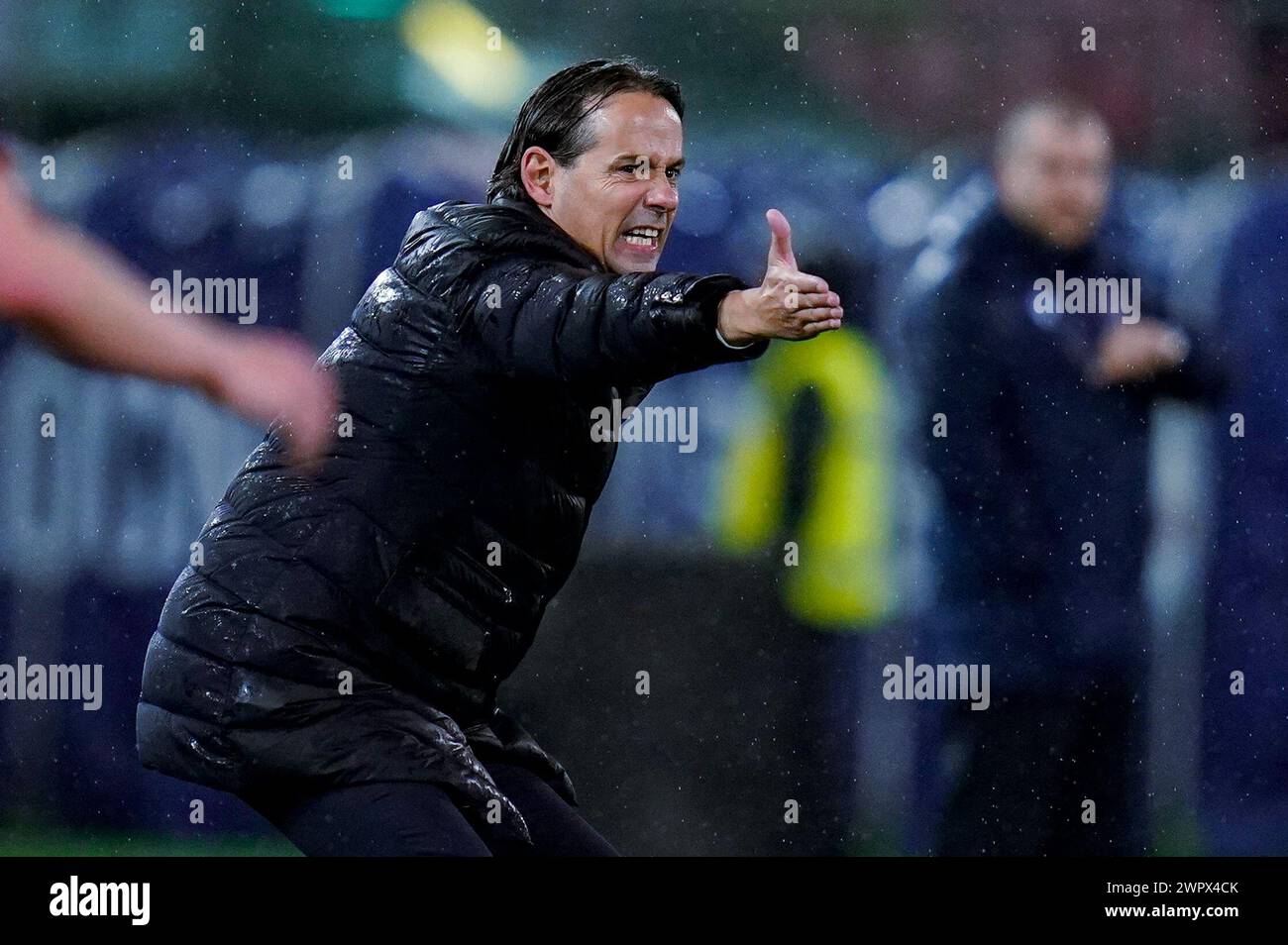 Bologna, Italia. 9 marzo 2024. Simone Inzaghi allenatore del FC Internazionale gesti durante la partita di serie A TIM tra Bologna FC e FC Internazionale allo Stadio Renato Dall'Ara il 9 marzo 2024 a Bologna crediti: Giuseppe Maffia/Alamy Live News Foto Stock