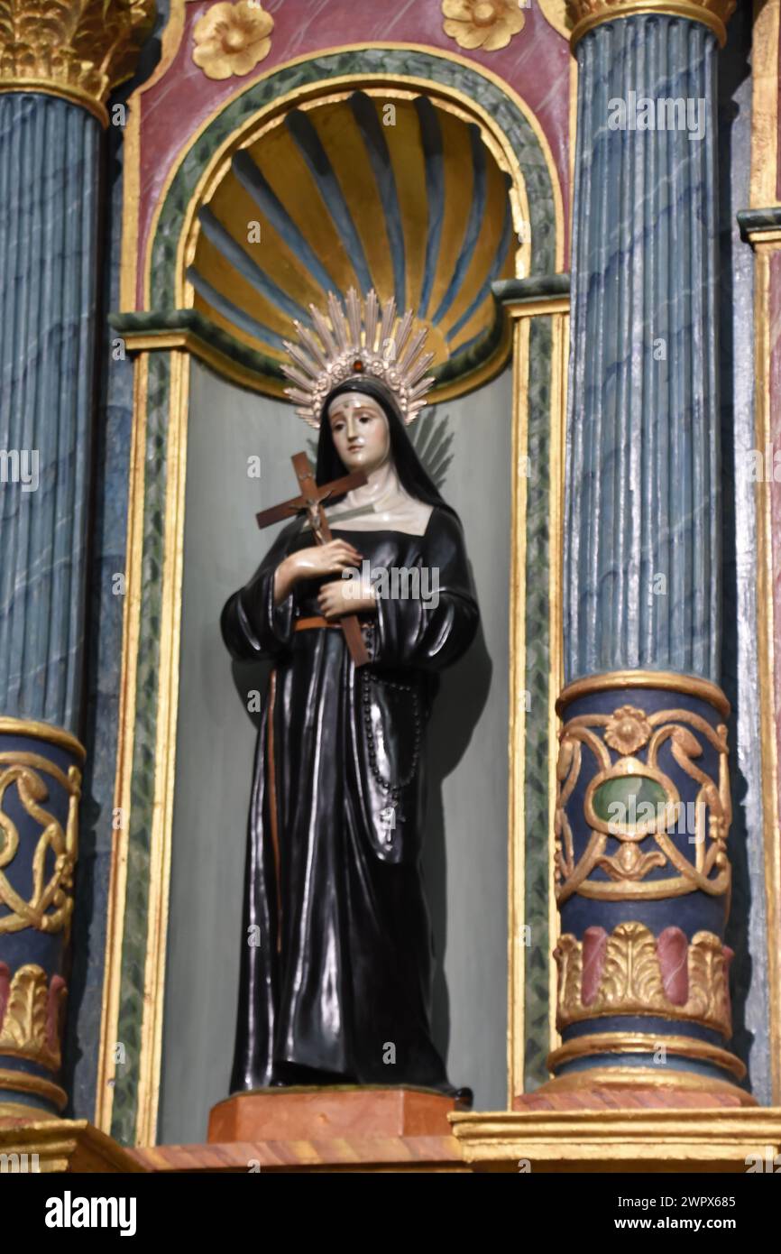 Église de São Pedro - Faro Érigée au XVIe siècle, l'Église de Saint-Pierre subit de profondes changes après le tremblement de terre de 1755. Acceso Foto Stock