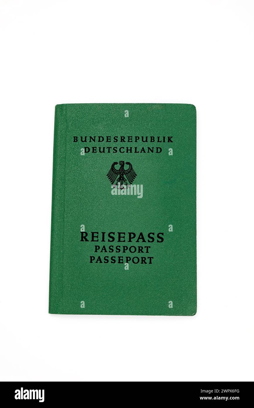 Passaporto tedesco 1973 su sfondo bianco Foto Stock