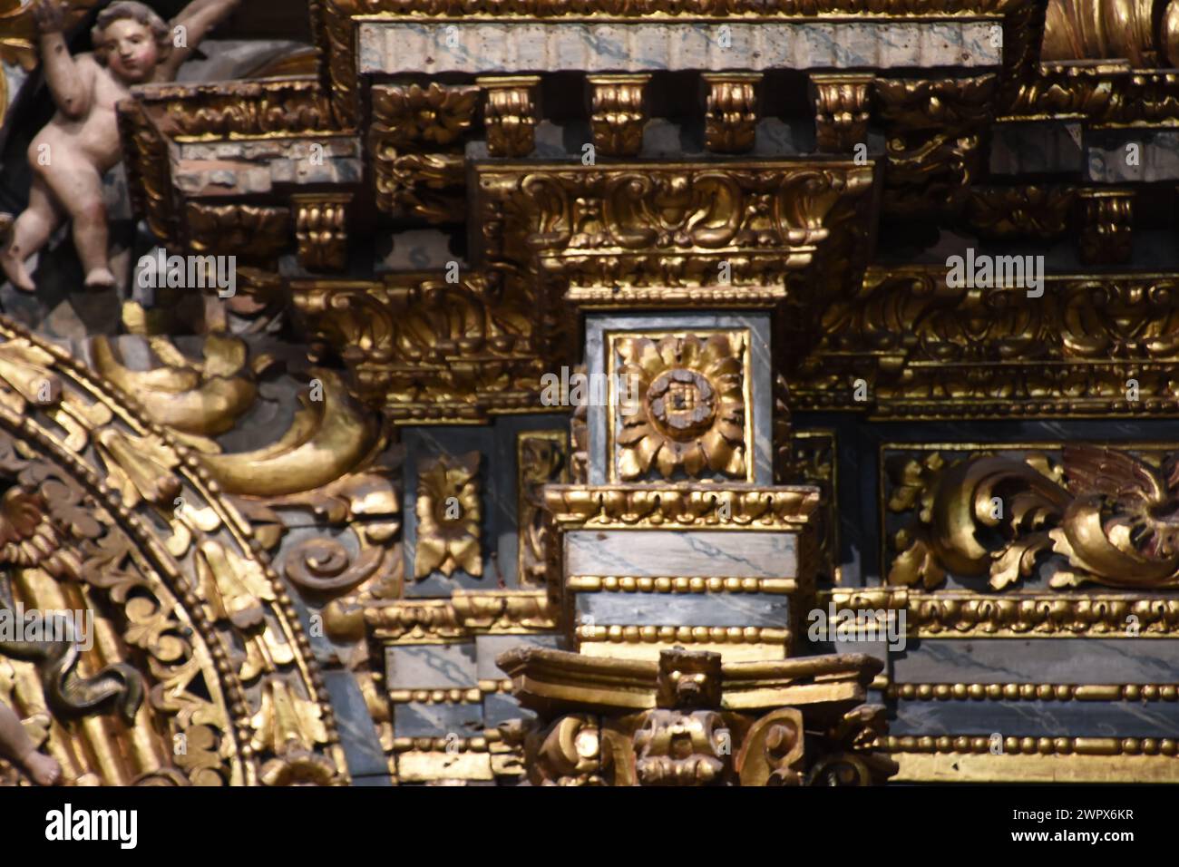 Église de São Pedro - Faro Érigée au XVIe siècle, l'Église de Saint-Pierre subit de profondes changes après le tremblement de terre de 1755. Acceso Foto Stock