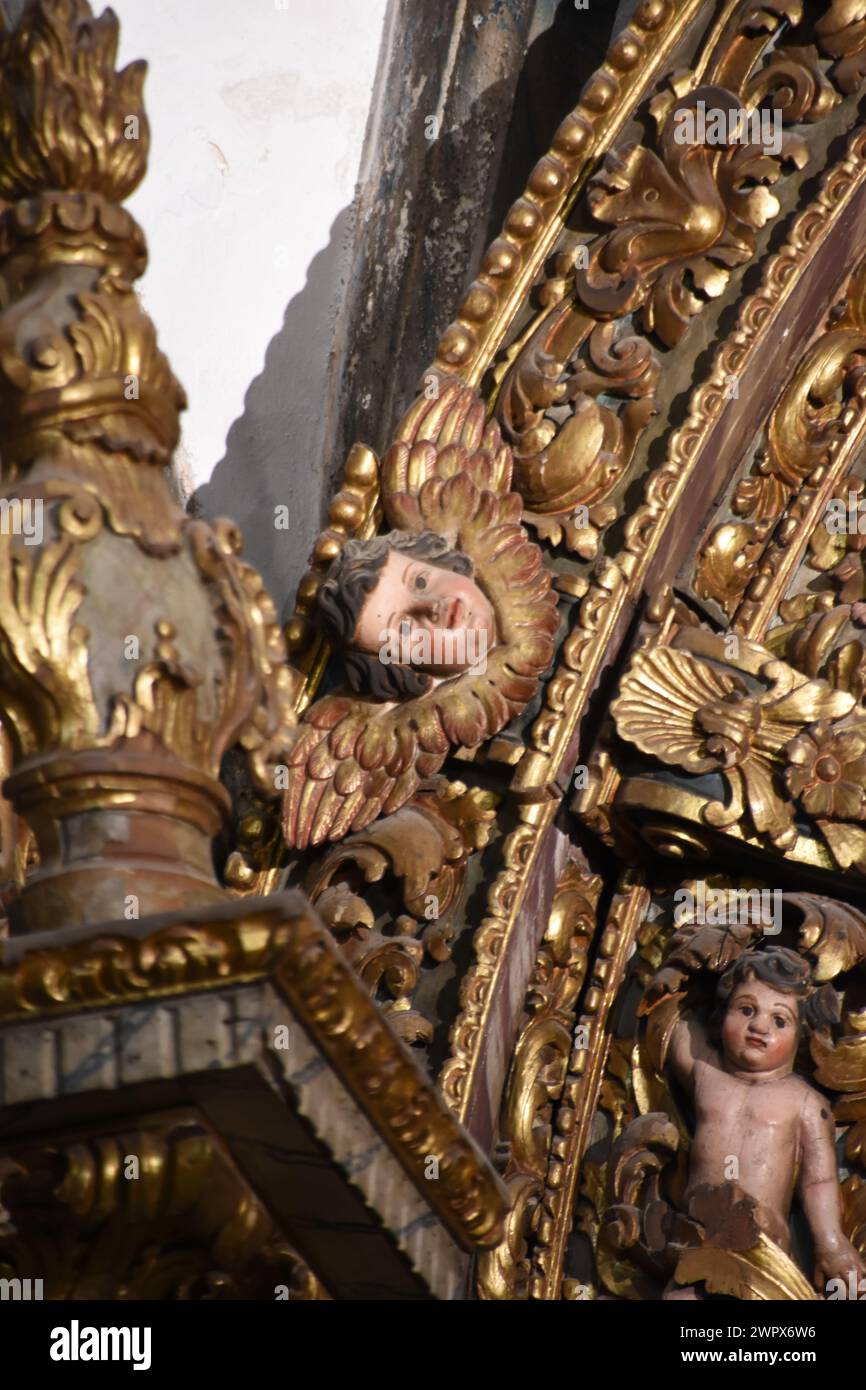 Église de São Pedro - Faro Érigée au XVIe siècle, l'Église de Saint-Pierre subit de profondes changes après le tremblement de terre de 1755. Acceso Foto Stock