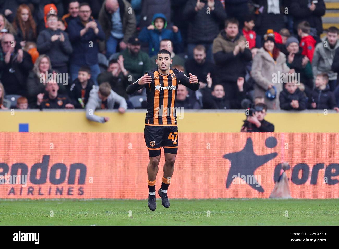 Hull, Regno Unito. 9 marzo 2024. L'attaccante dell'Hull City Anass Zaroury (47) segna un GOL di 2-1 e festeggia durante la partita del campionato EFL Hull City AFC contro Leicester City FC al MKM Stadium di Hull, Inghilterra, Regno Unito il 9 marzo 2024 Credit: Every Second Media/Alamy Live News Foto Stock