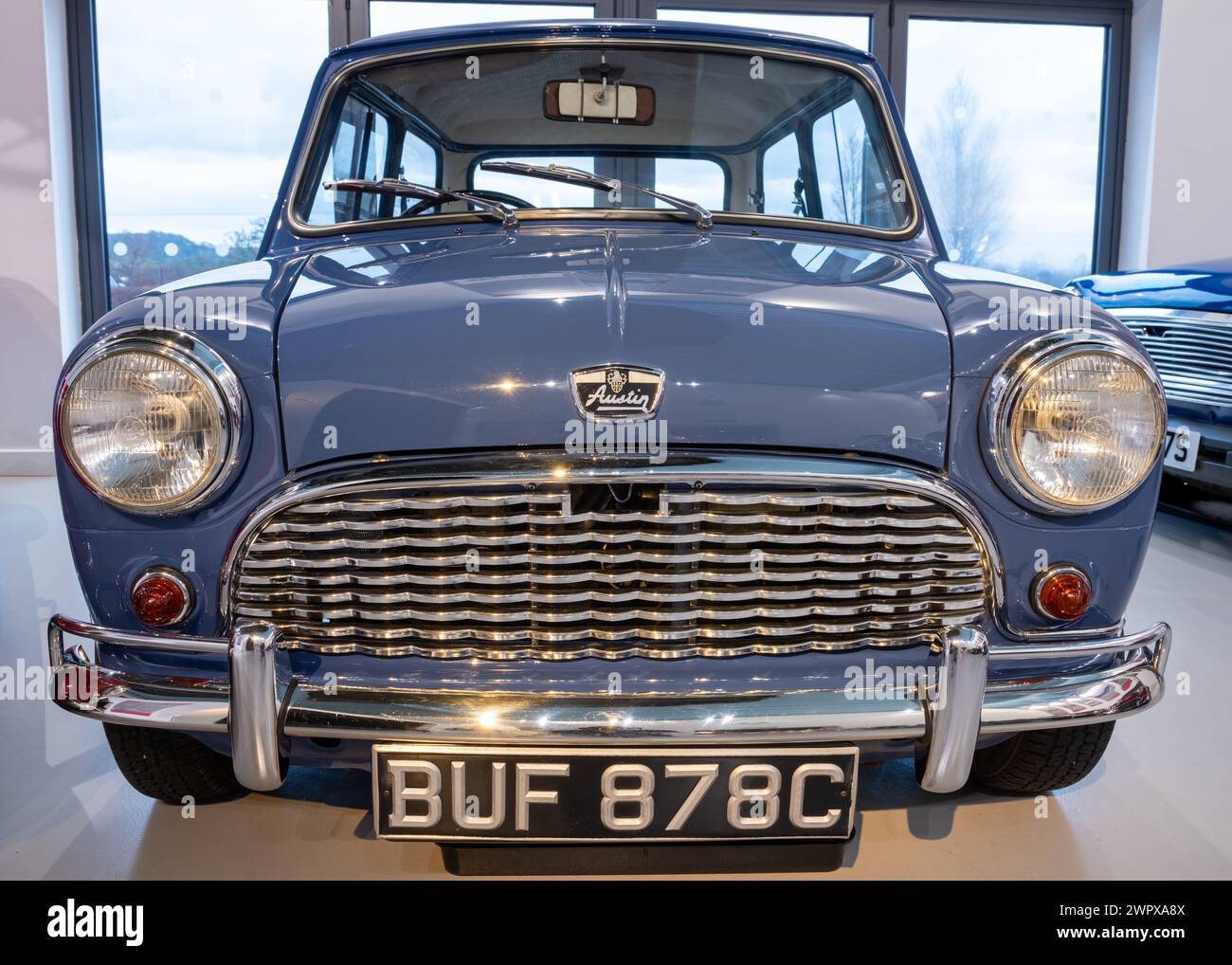 Sparkford.Somerset.Regno Unito.7 gennaio 2024.un salone Austin Super Mini Deluxe del 1965 è in mostra all'Haynes Motor Museum di Somerset Foto Stock