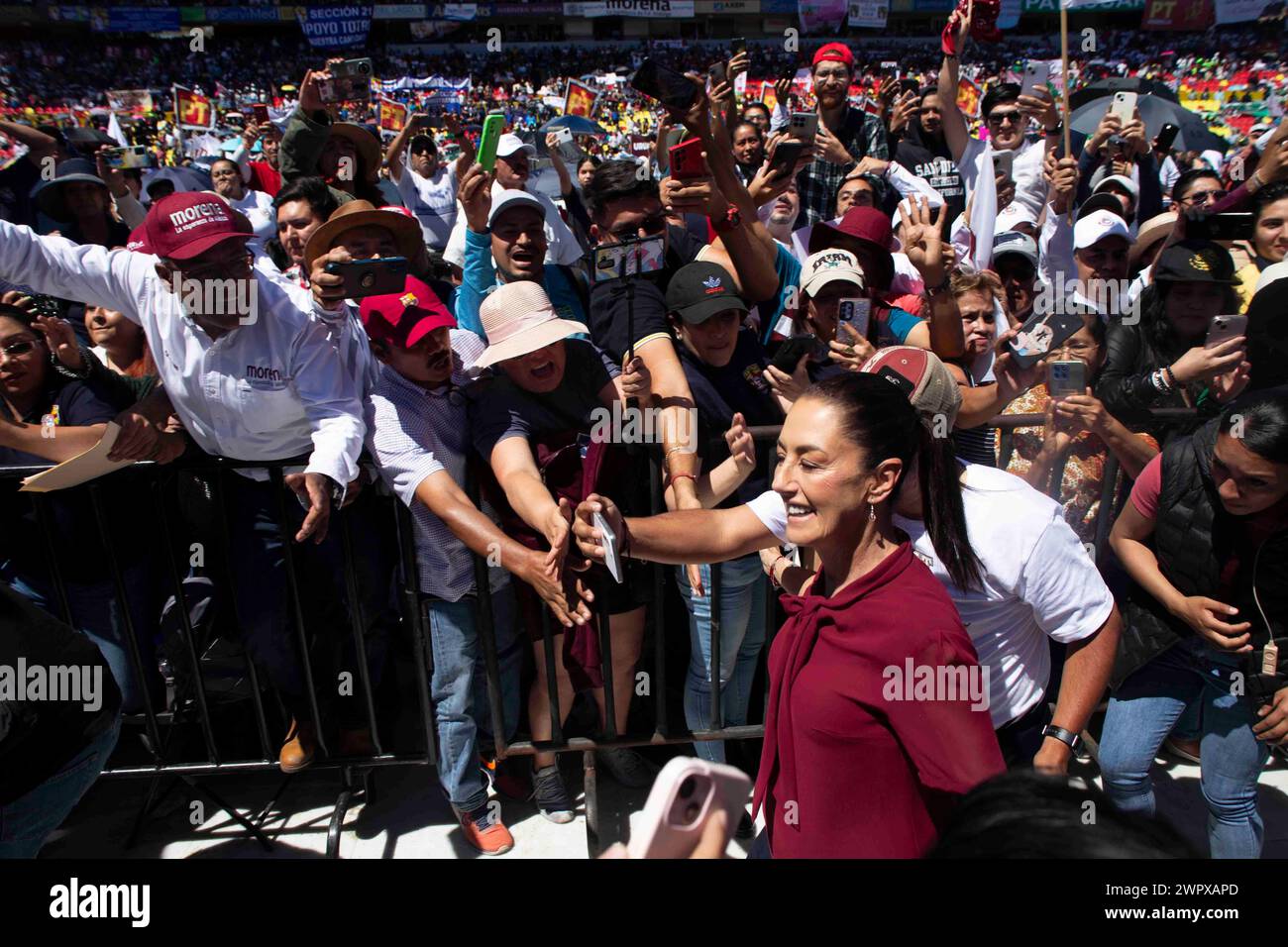 Morelia, Messico. 9 marzo 2024. Dra Claudia Sheinbaum Pardo arriva allo stadio Morelos di Morelia, dove centinaia di tifosi la accolgono e la sostengono durante la sua campagna come candidata alla presidenza della Repubblica credito: Luis e Salgado/Alamy Live News Foto Stock