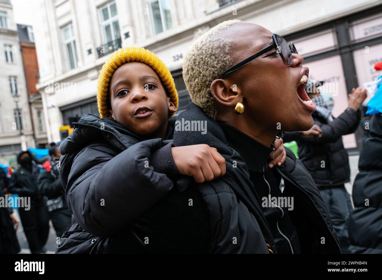 Londra, Regno Unito. 9 marzo 2024. Protesta a sostegno delle donne danneggiate, stuprate e uccise nella Repubblica Democratica del Congo. I manifestanti marciano dalla BBC Broadcasting House a Trafalgar Square. Crediti: Andrea Domeniconi/Alamy Live News Foto Stock