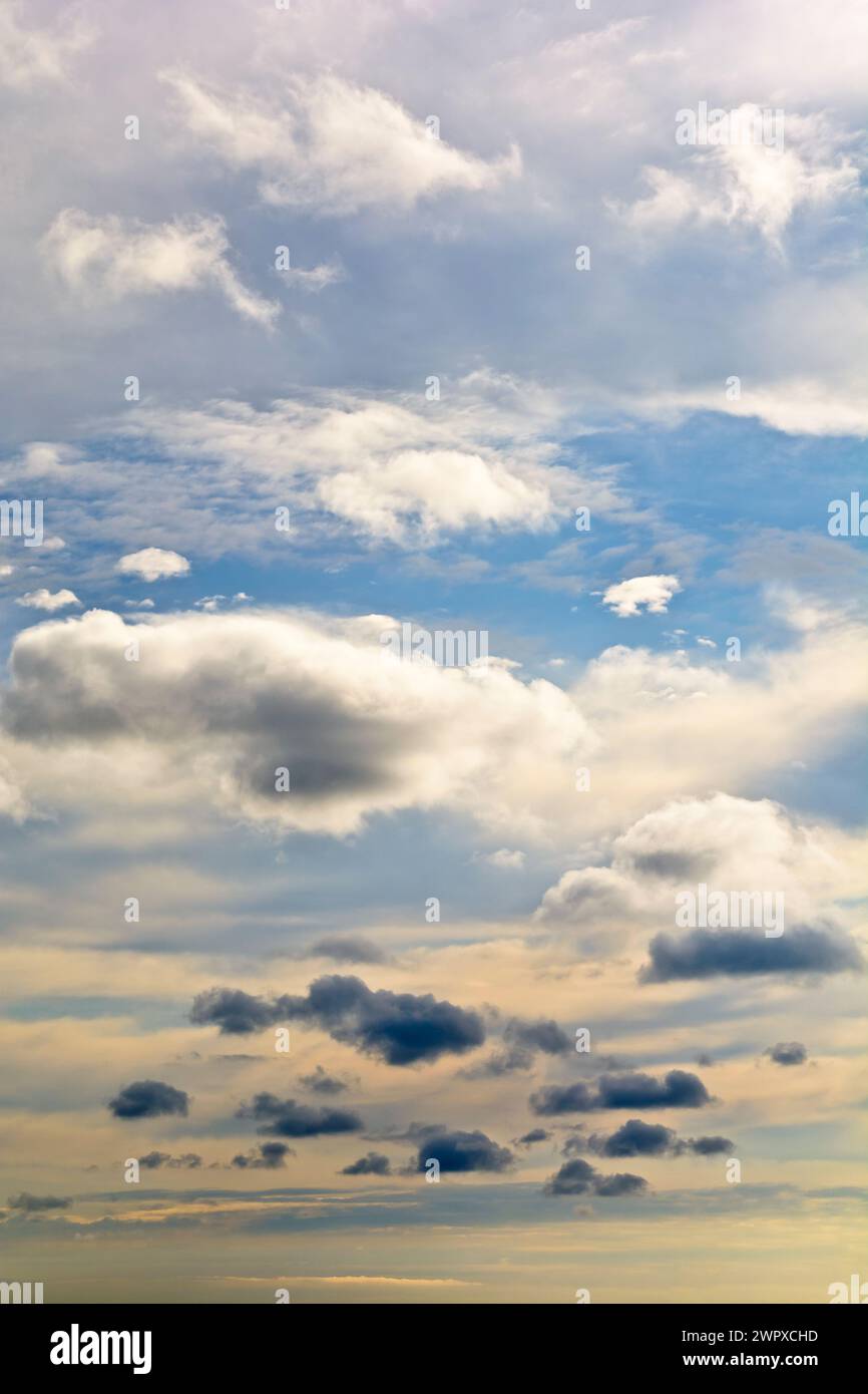 Cielo blu con nuvole in una giornata di sole Foto Stock