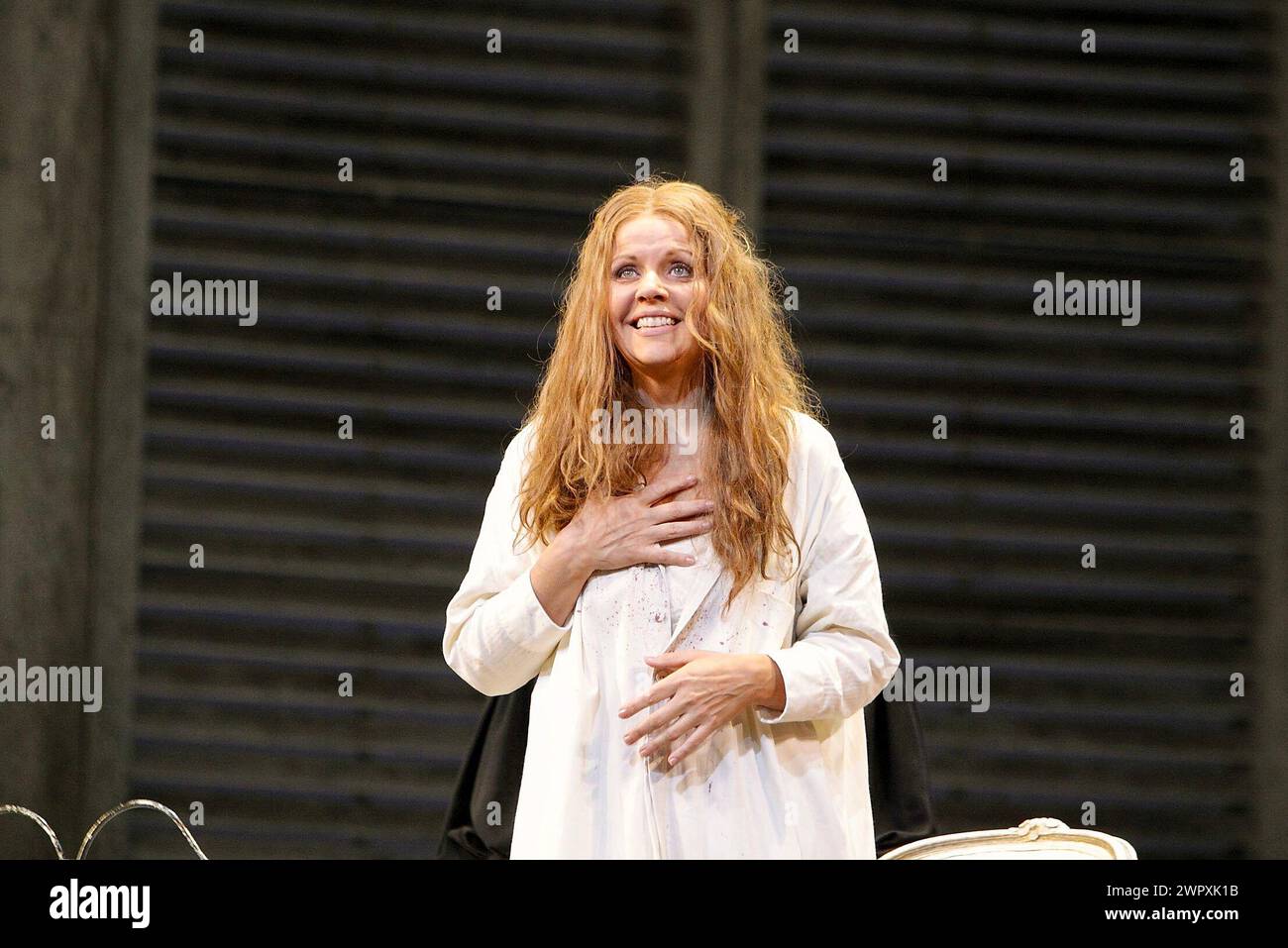 Renee Fleming (Violetta Valery) in LA TRAVIATA alla Royal Opera, Covent Garden Londra WC2 18/06/2009 musica: Giuseppe Verdi libretto: Francesco Maria Piave dopo˜€ â la Dame aux cameliasâ€™ di Alexandre Dumas direttore: Antonio Pappano design: Bob Crowley illuminazione: Jean Kalman coreografo: Jane Gibson regista: Richard Eyre Foto Stock