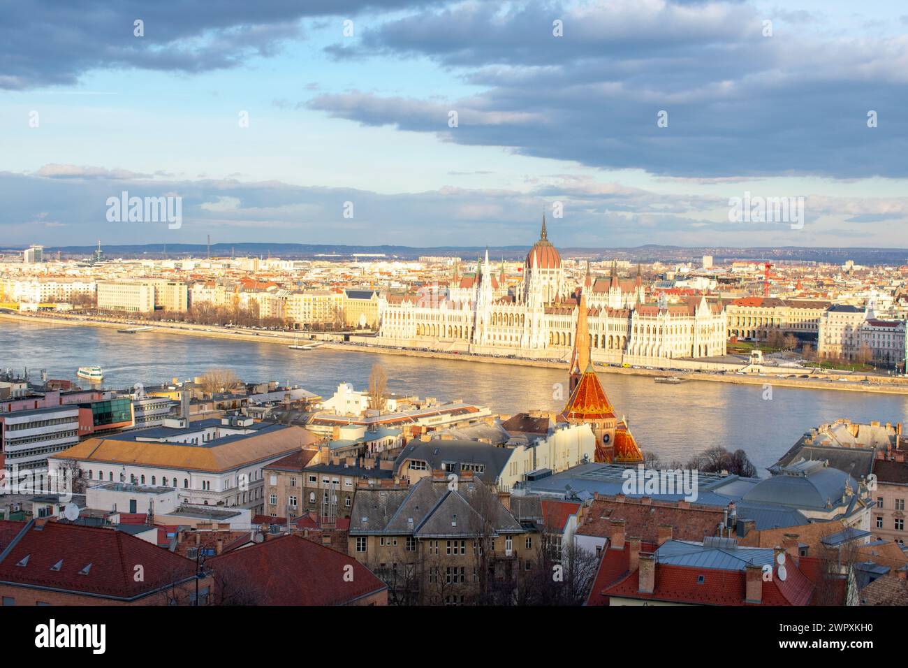 Splendido tramonto sull'edificio del Parlamento e sul Danubio a Budapest, Ungheria. Foto Stock