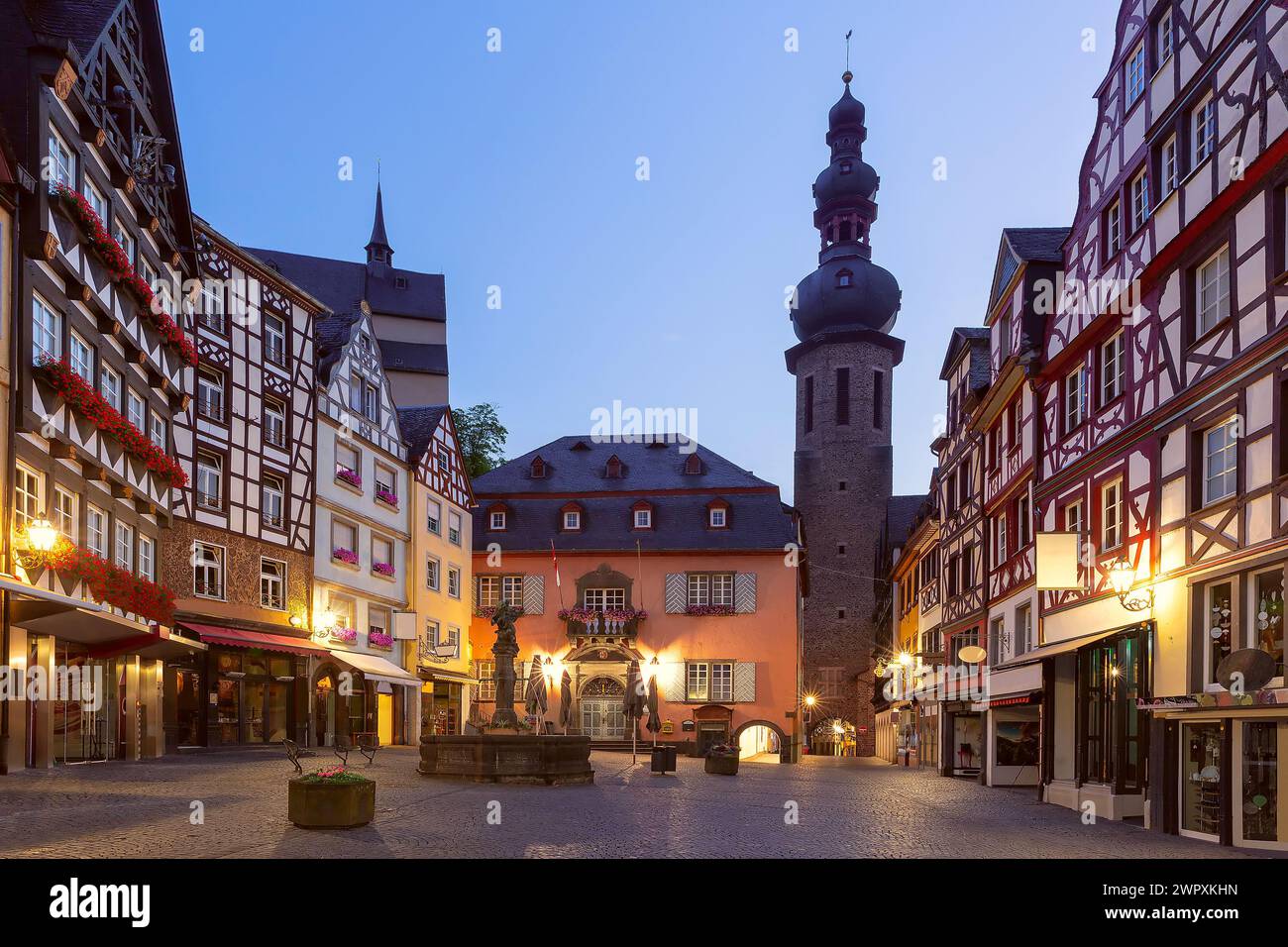 Municipio di Cochem, Chiesa di San Martino e Piazza del mercato di notte, Germania Foto Stock