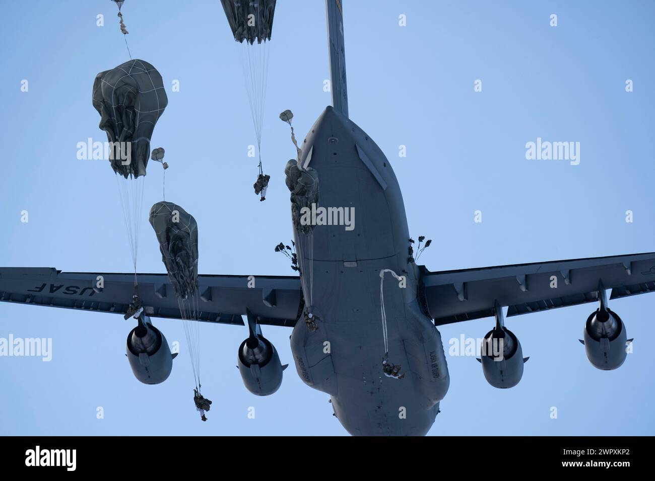 Donne paracadutisti dell'esercito americano con il 2nd Infantry Brigade Combat Team, 11th Airborne Division "Arctic Angels" saltano da un C-17 Globemaster III Foto Stock
