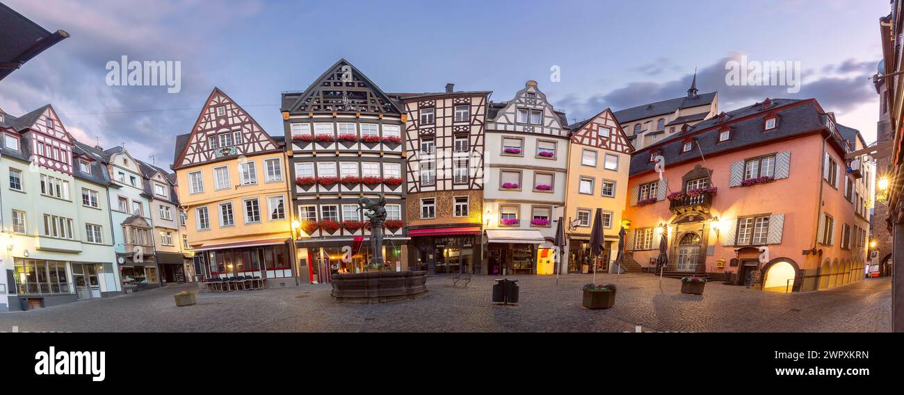 Panorama della piazza del mercato a Cochem all'alba, splendida città sul romantico fiume Mosella, Germania Foto Stock