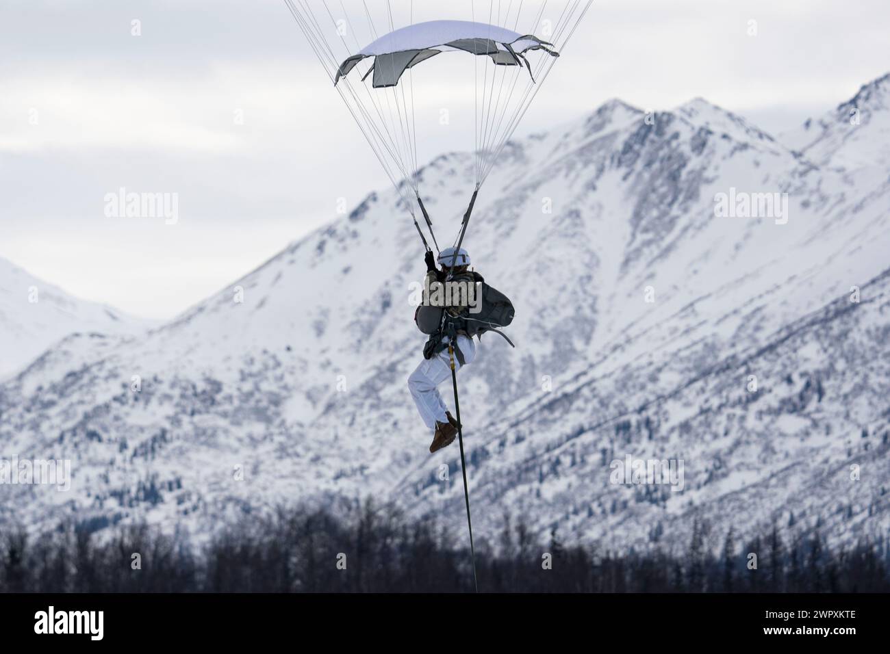 Un paracadutista dell'esercito statunitense assegnato al 2nd Infantry Brigade Combat Team (Airborne), 11th Airborne Division, conduce operazioni aviotrasportate Foto Stock
