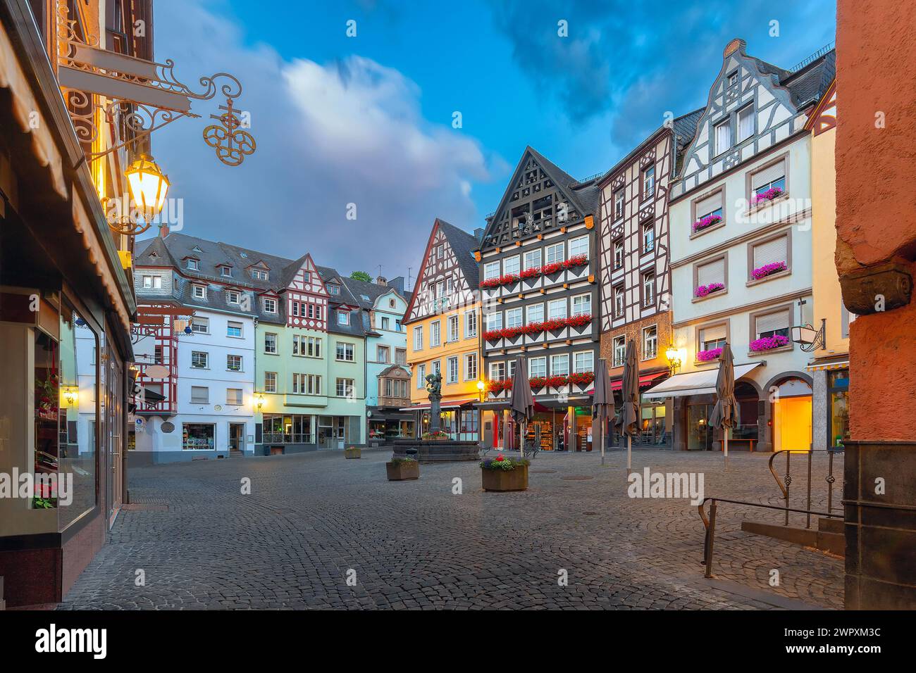 Piazza del mercato a Cochem all'alba, splendida città sul romantico fiume Mosella, Germania Foto Stock