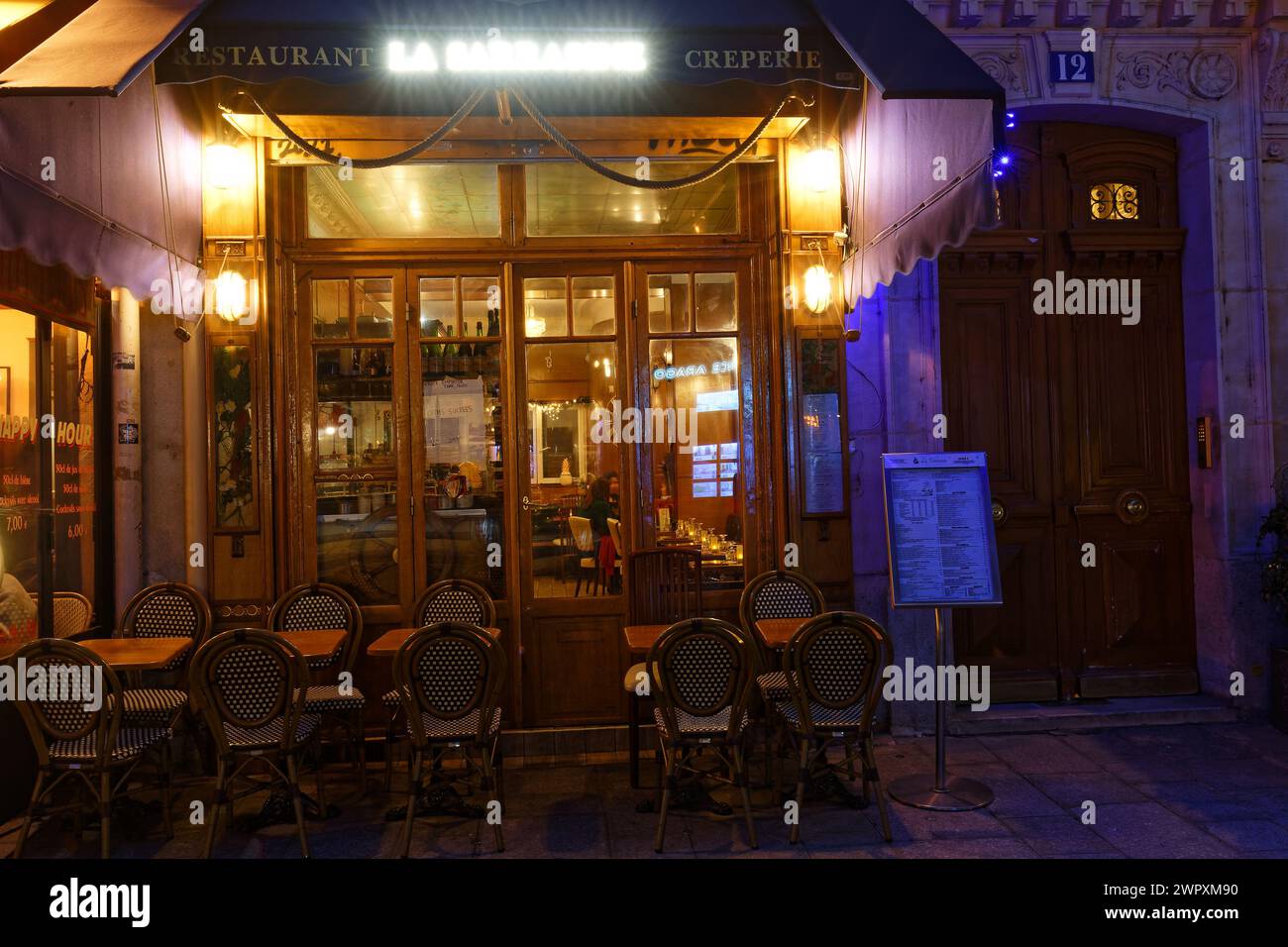 Parigi, Francia-07 marzo 2024 : il piccolo ristorante francese tradizionale la Sarrasine si trova in via Jean du Bellay, vicino alla cattedrale di Notre Dame, Parigi Foto Stock