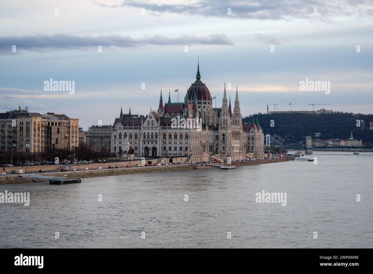 Splendido tramonto sull'edificio del Parlamento e sul Danubio a Budapest, Ungheria. Foto Stock