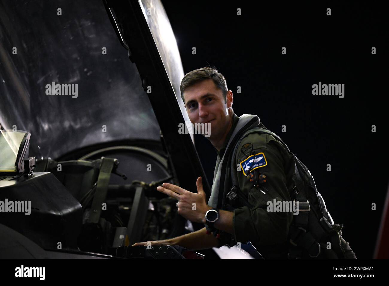 Il maggiore Scott "Phantom" Mayo, pilota del 55th Fighter Squadron, posa per una foto e mostra lo squadrone dei tiratori Foto Stock