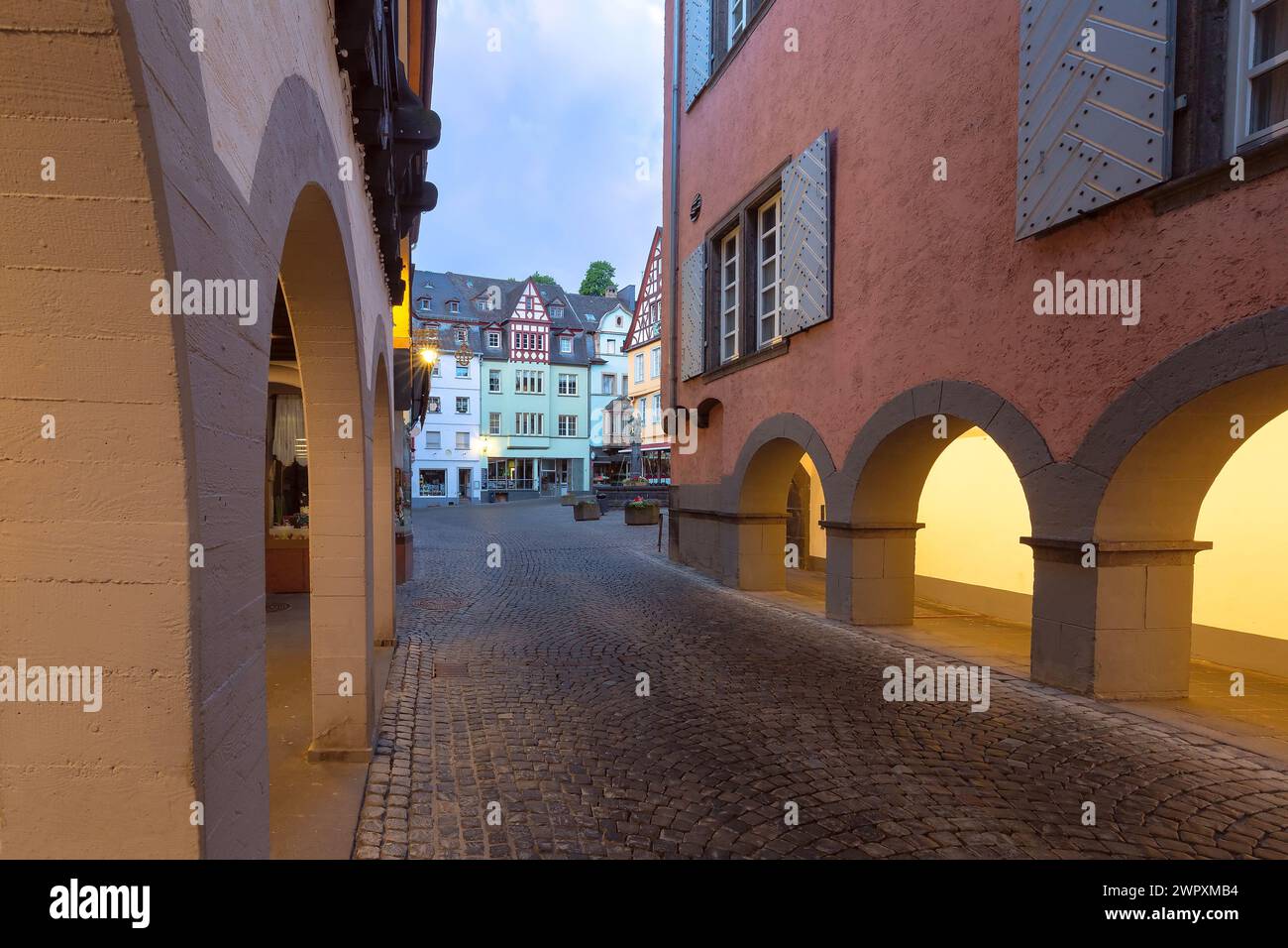 Piazza del mercato a Cochem all'alba, splendida città sul romantico fiume Mosella, Germania Foto Stock