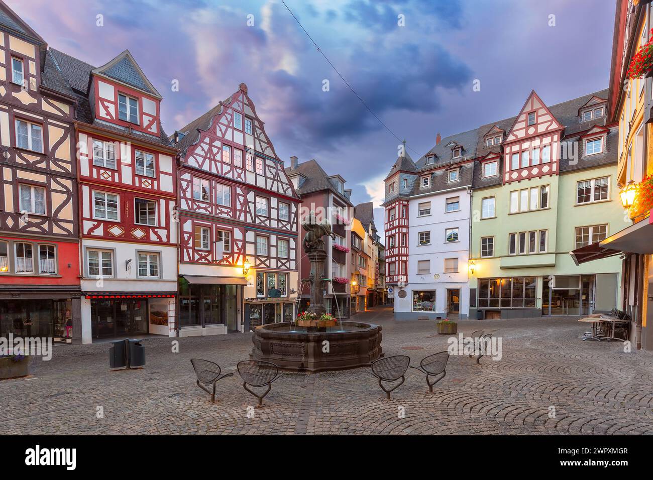 Piazza del mercato a Cochem all'alba, splendida città sul romantico fiume Mosella, Germania Foto Stock