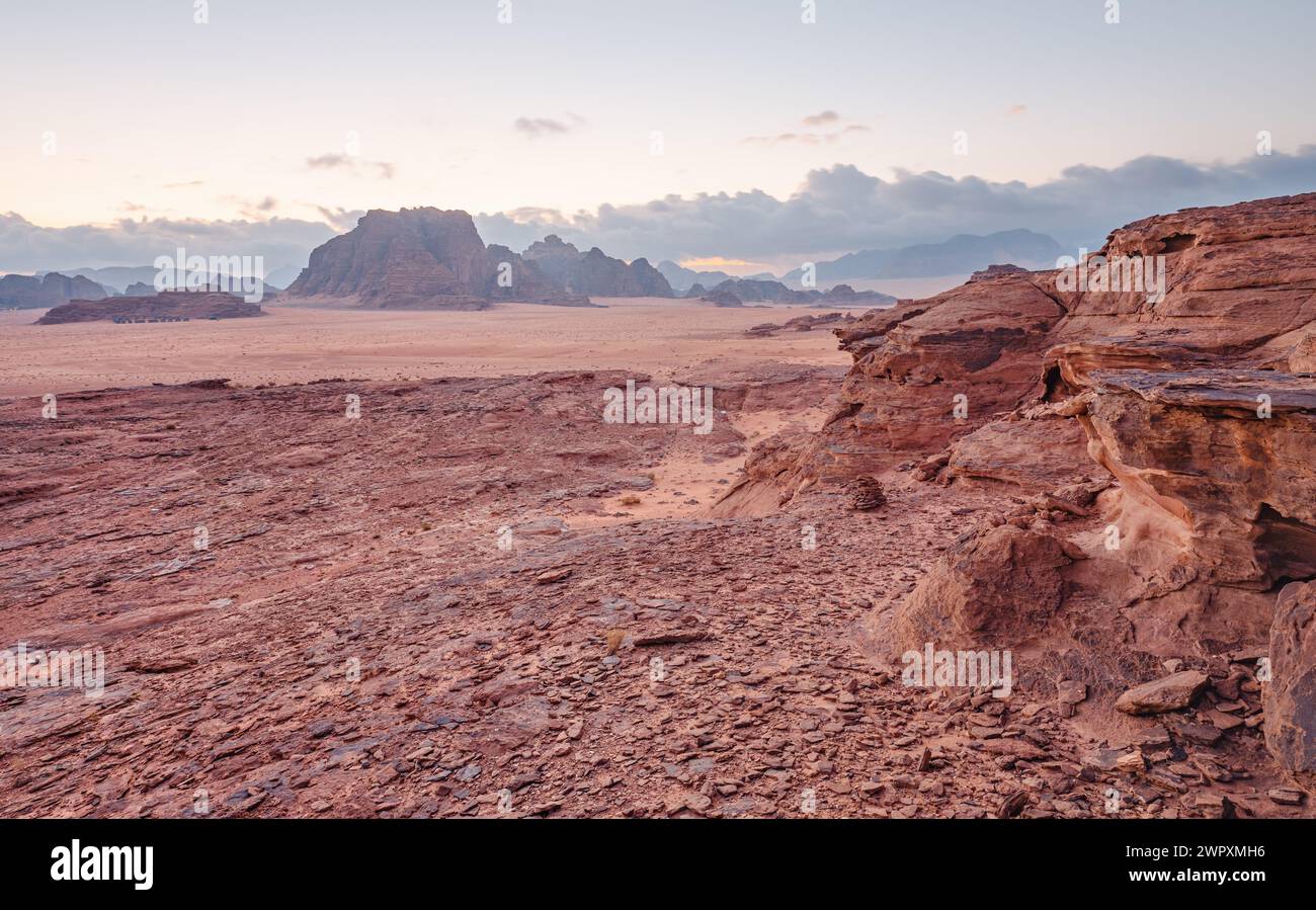 Rosso arancio Marte come paesaggio in Giordania Wadi Rum deserto, montagne sfondo, sovrastato mattina. Questa località è stata utilizzata come set per molte ficti di scienza Foto Stock