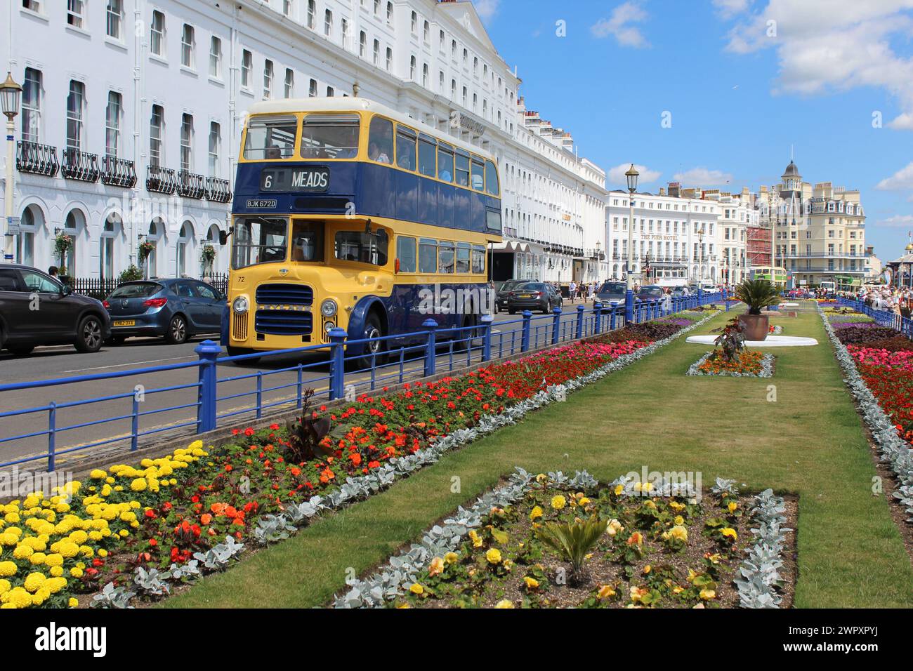 AUTOBUS VINTAGE EASTBOURNE CORPORATION LEYLAND TITAN PASSANDO PER I GIARDINI DI TAPPETI SUL LUNGOMARE Foto Stock