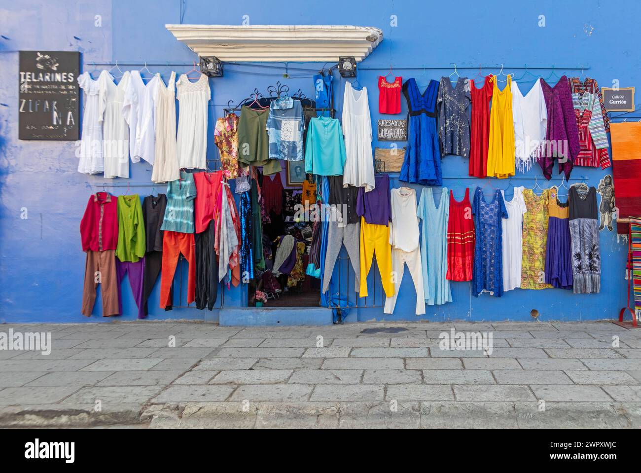 Oaxaca, Messico - vestiti appesi fuori da un negozio di abbigliamento. Foto Stock