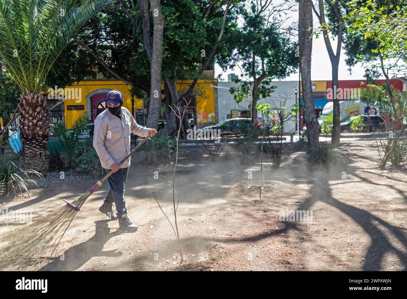 Oaxaca, Messico - Un operaio pulisce El Llano Park. Foto Stock
