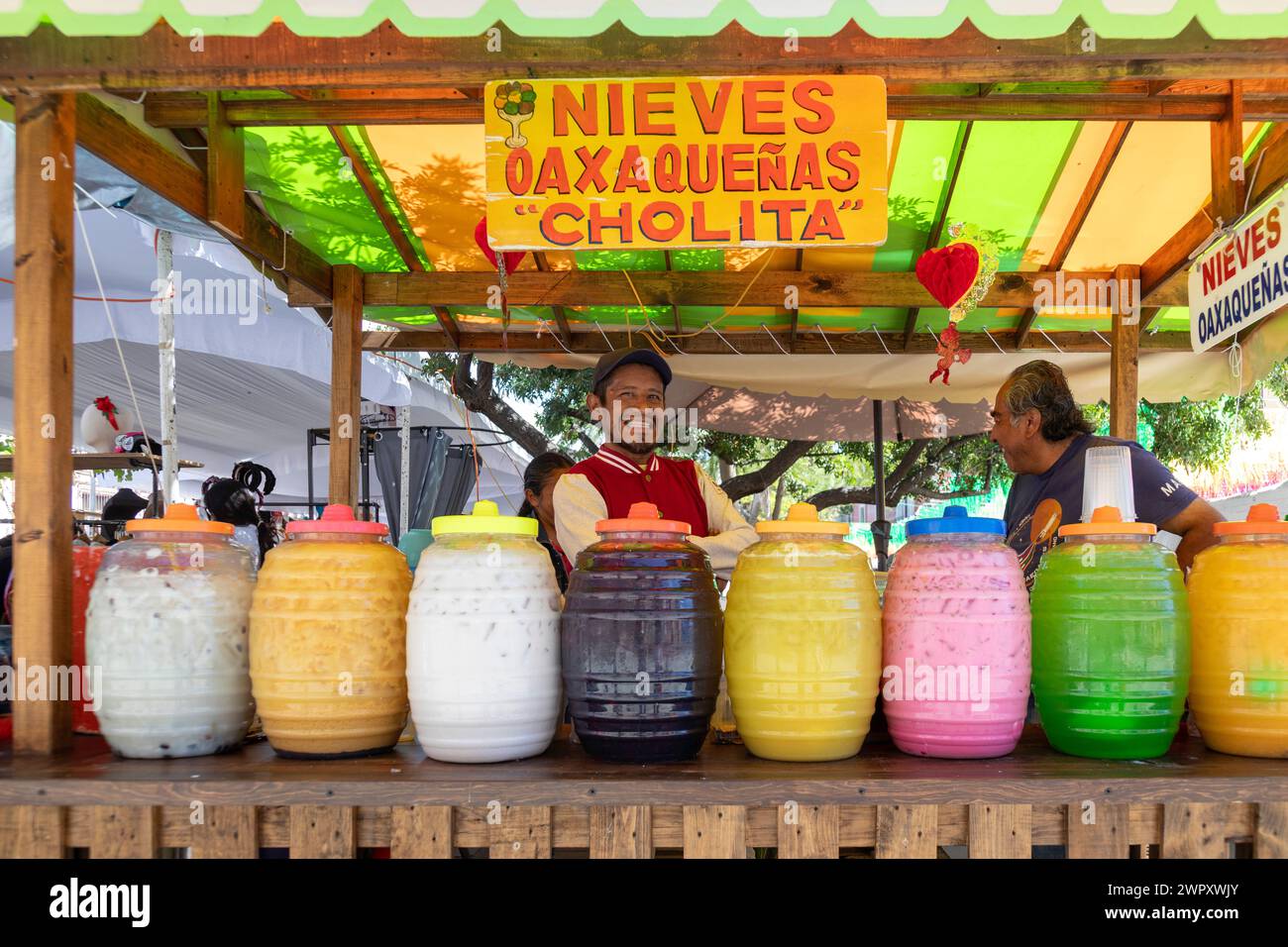 Oaxaca, Messico - Un chiosco in una strada trafficata vende bevande fredde aromatizzate. Foto Stock