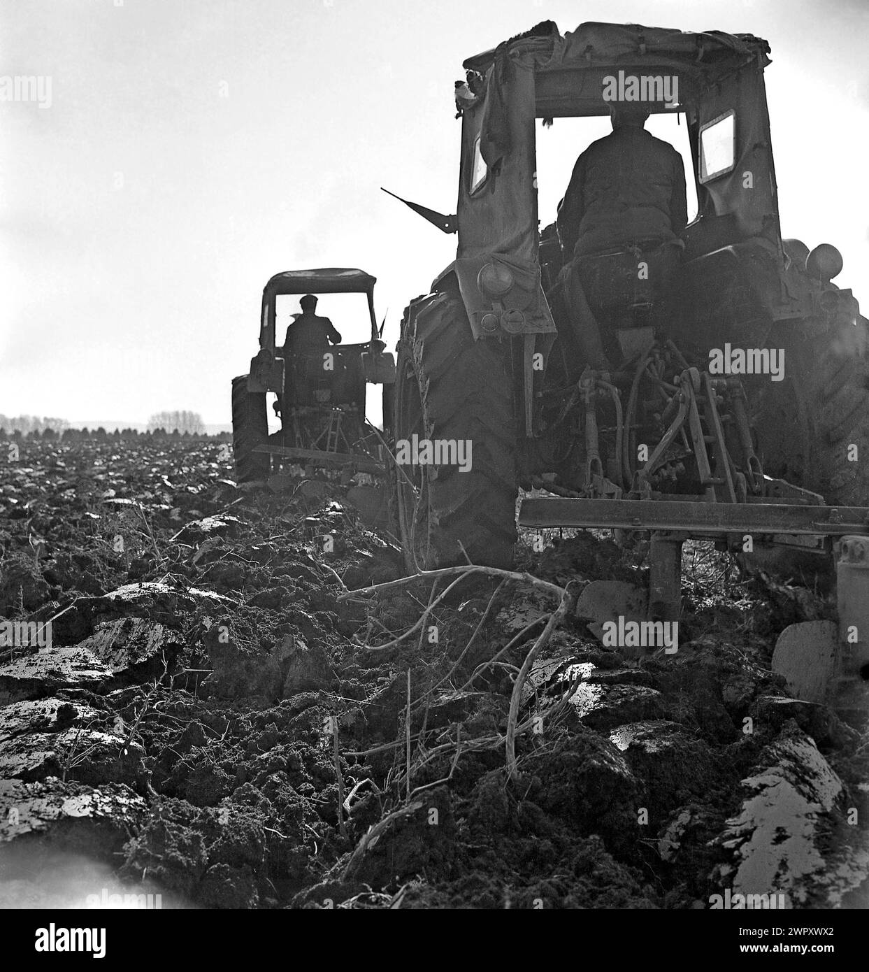 Una cooperativa agricola statale (C.A.P.) nella Romania comunista, negli anni '1970 Trattori che arano un campo. Foto Stock