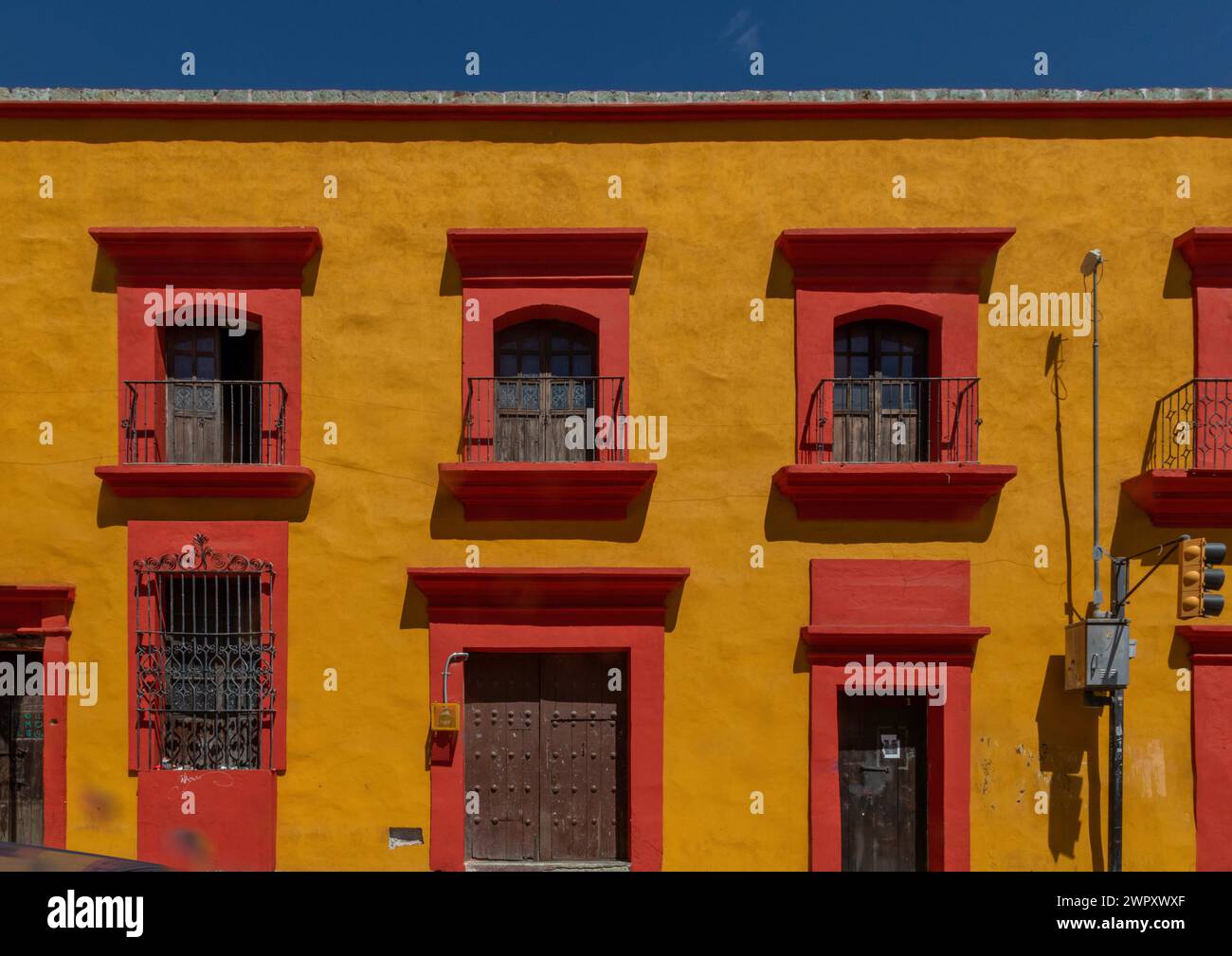 Oaxaca, Messico - Un edificio colorato nel centro della citta'. Foto Stock