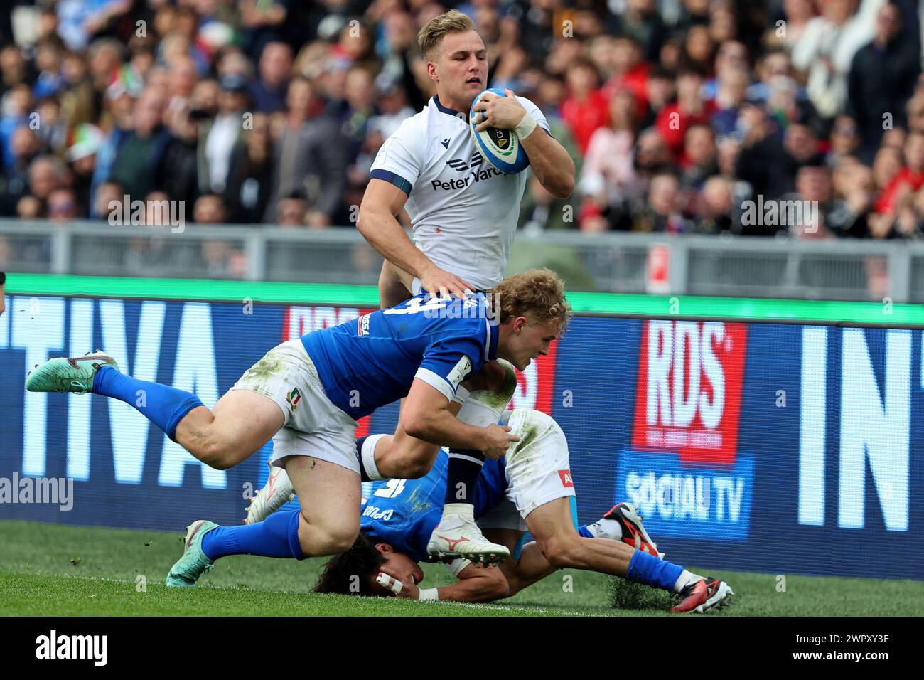 Roma, Italia. 9 marzo 2024. Roma, Italia 09.03.2024: Duhan van der Merwe (Scozia), Louis LYNAGH (italia) in azione durante la partita del torneo Guinness Six Nations 2024 tra Italia e Scozia allo Stadio Olimpico il 9 marzo 2024 a Roma. Credito: Agenzia fotografica indipendente/Alamy Live News Foto Stock