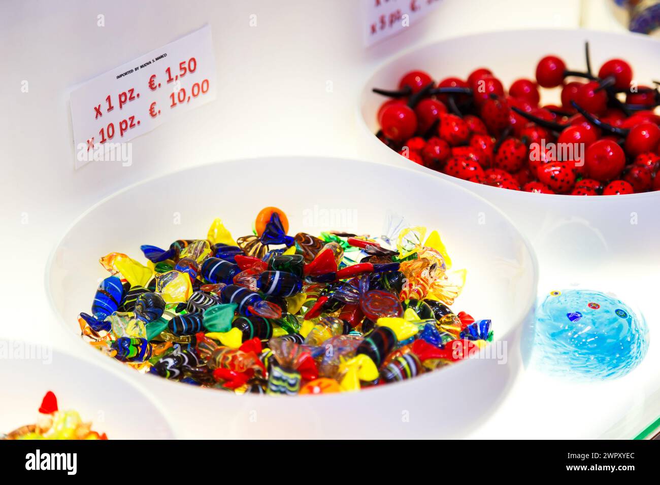 Isola di Murano, Italia - 6 ottobre 2019: Souvenir colorati del famoso vetro di Murano. Caramelle tradizionali in vetro di Murano o dolci in g Foto Stock