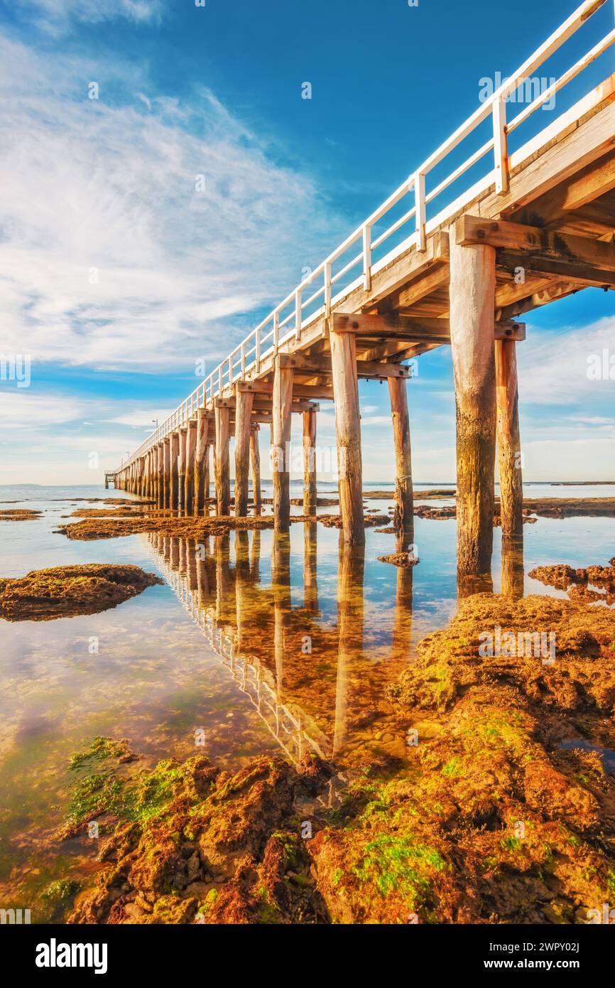 Prospettiva estrema di Point Lonsdale Jetty, all'ingresso di Port Philip Bay, Penisola di Bellarine, Victoria, Australia Foto Stock