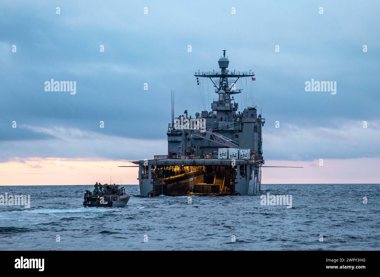 Un mezzo d'assalto veloce svedese classe CB90 si avvicina al ponte del pozzo della nave da sbarco classe Whidbey Island USS Gunston Hall (LSD 44), durante le operazioni su piccole imbarcazioni a sostegno della Steadfast Defender 24, 8 marzo 2024. La Svezia, il più recente membro della NATO, si sta integrando con le forze NATO durante il più grande esercizio dell’Alleanza degli ultimi decenni, continuando la loro partnership di lunga data, dimostrando al contempo la capacità della NATO di dispiegare rapidamente le forze per rafforzare la difesa dell’Europa. (Foto della Marina degli Stati Uniti di Danielle Serocki, specialista della comunicazione di massa di prima classe) Foto Stock