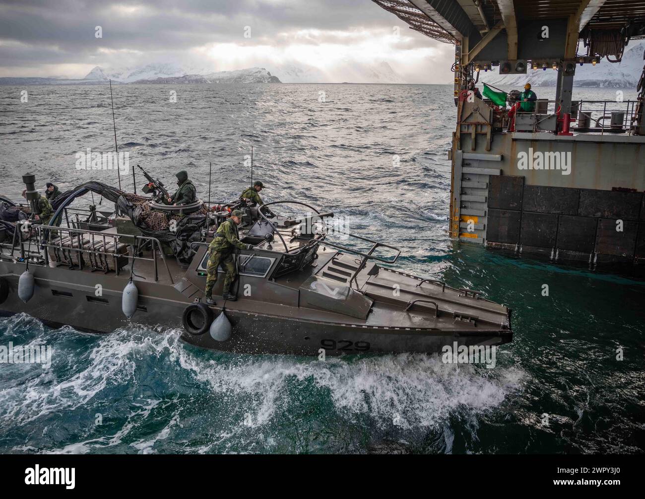 Un mezzo d'assalto veloce svedese classe CB90 entra nel ponte del pozzo della nave da sbarco classe Whidbey Island USS Gunston Hall (LSD 44), durante le operazioni su piccole imbarcazioni a sostegno della Steadfast Defender 24, 7 marzo 2024. La Svezia, il più recente membro della NATO, si sta integrando con le forze NATO durante il più grande esercizio dell’Alleanza degli ultimi decenni, continuando la loro partnership di lunga data, dimostrando al contempo la capacità della NATO di dispiegare rapidamente le forze per rafforzare la difesa dell’Europa. (Foto della Marina degli Stati Uniti di Danielle Serocki, specialista della comunicazione di massa di prima classe) Foto Stock