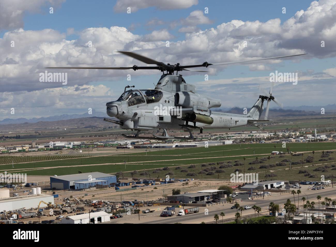 US Marines con Marine Operational test and Evaluation Squadron 1 (VMX-1) condurre un esercizio di addestramento con l'AH-1Z Viper a Yuma, Arizona, 7 marzo 2024. VMX-1 è uno squadrone di test operativo che testa più aeromobili, consentendo la continuazione di miglioramenti di sicurezza, affidabilità degli aeromobili e letalità generale degli aeromobili del corpo dei Marines. (Foto del corpo dei Marines degli Stati Uniti di Lance Cpl. Elizabeth Gallagher) Foto Stock