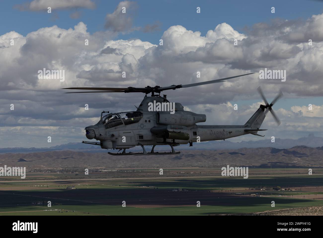 US Marines con Marine Operational test and Evaluation Squadron 1 (VMX-1) condurre un esercizio di addestramento con l'AH-1Z Viper a Yuma, Arizona, 7 marzo 2024. VMX-1 è uno squadrone di test operativo che testa più aeromobili, consentendo la continuazione di miglioramenti di sicurezza, affidabilità degli aeromobili e letalità generale degli aeromobili del corpo dei Marines. (Foto del corpo dei Marines degli Stati Uniti di Lance Cpl. Elizabeth Gallagher) Foto Stock