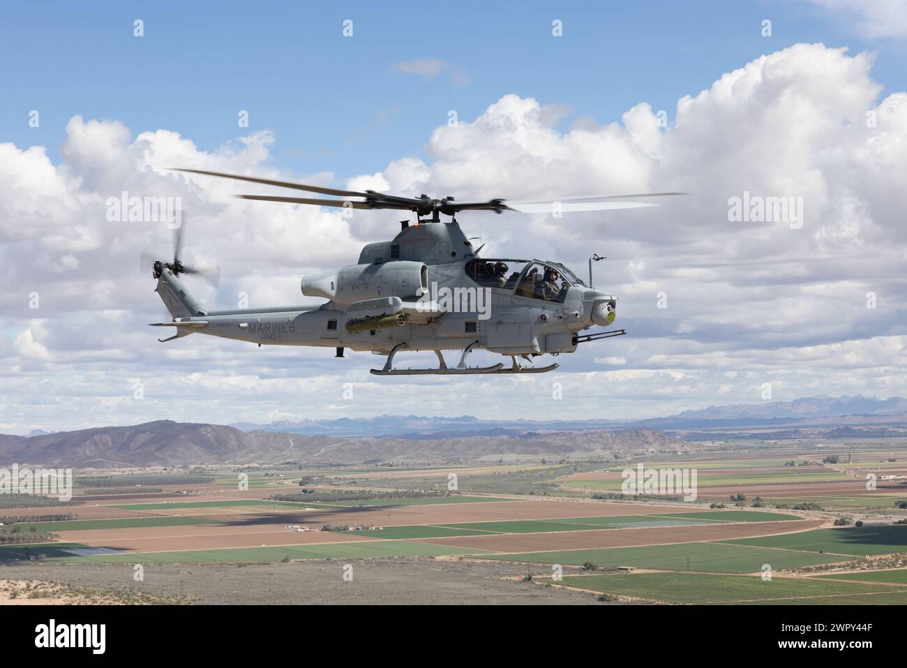 US Marines con Marine Operational test and Evaluation Squadron 1 (VMX-1) condurre un esercizio di addestramento con l'AH-1Z Viper a Yuma, Arizona, 7 marzo 2024. VMX-1 è uno squadrone di test operativo che testa più aeromobili, consentendo la continuazione di miglioramenti di sicurezza, affidabilità degli aeromobili e letalità generale degli aeromobili del corpo dei Marines. (Foto del corpo dei Marines degli Stati Uniti di Lance Cpl. Elizabeth Gallagher) Foto Stock