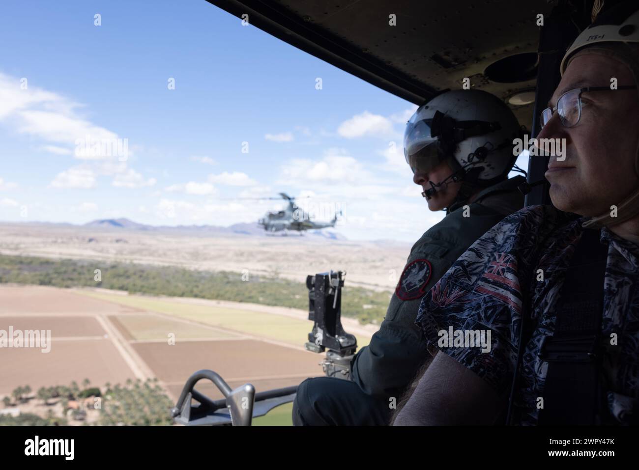 Il personale della Defense Advanced Research Projects Agency vola all'interno di un UH-1Y Venom, Marine Operational test and Evaluation Squadron 1 (VMX-1) a Yuma, Arizona, 7 marzo 2024. VMX-1 è uno squadrone di test operativo che testa più aeromobili, consentendo la continuazione di miglioramenti di sicurezza, affidabilità degli aeromobili e letalità generale degli aeromobili del corpo dei Marines. (Foto del corpo dei Marines degli Stati Uniti di Lance Cpl. Elizabeth Gallagher) Foto Stock